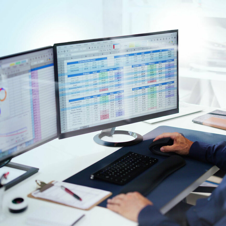 Ein Softwareentwickler hat die Programmentwicklung an seiner Workstation im Blick