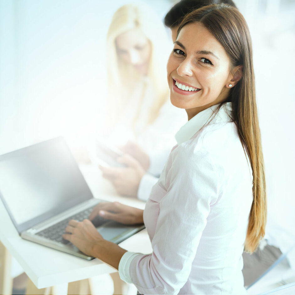 eine IT-Dienstleiterin programmiert am Laptop
