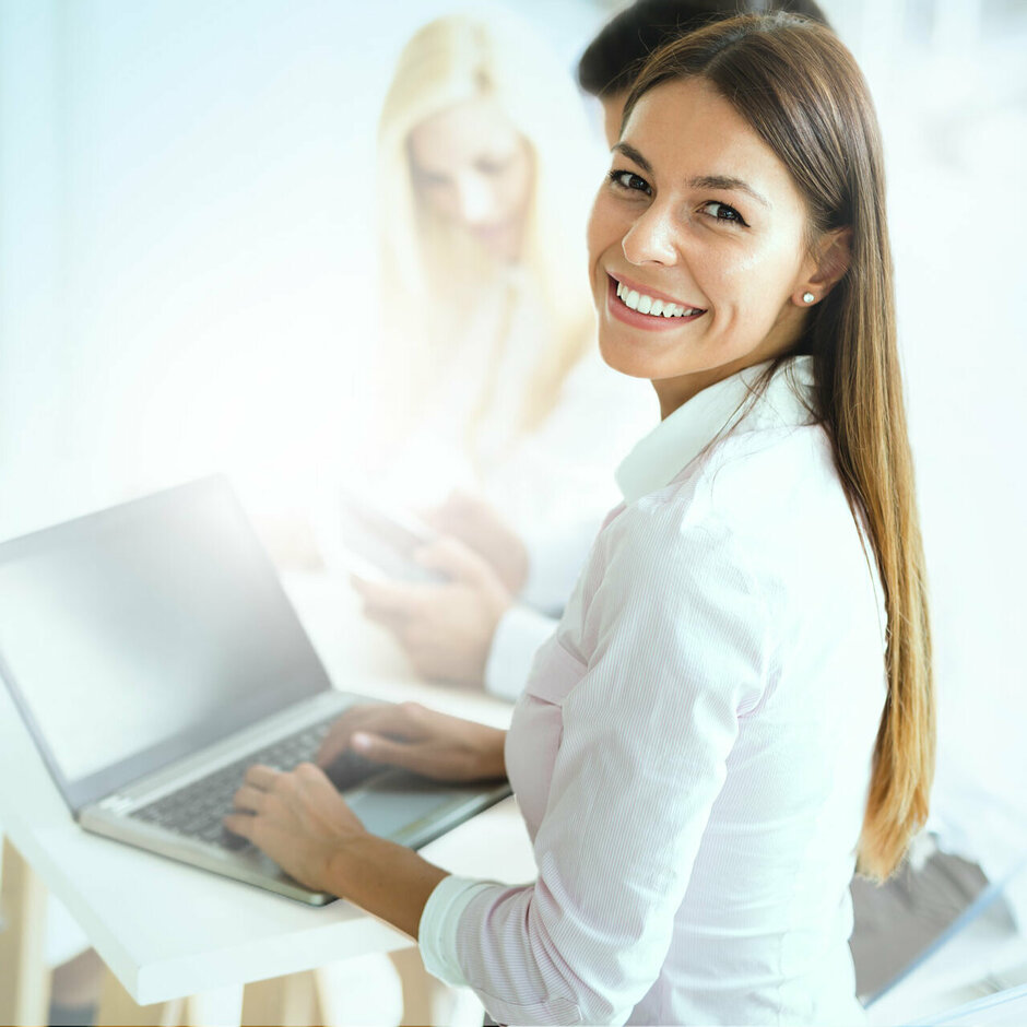 eine IT-Dienstleiterin programmiert am Laptop