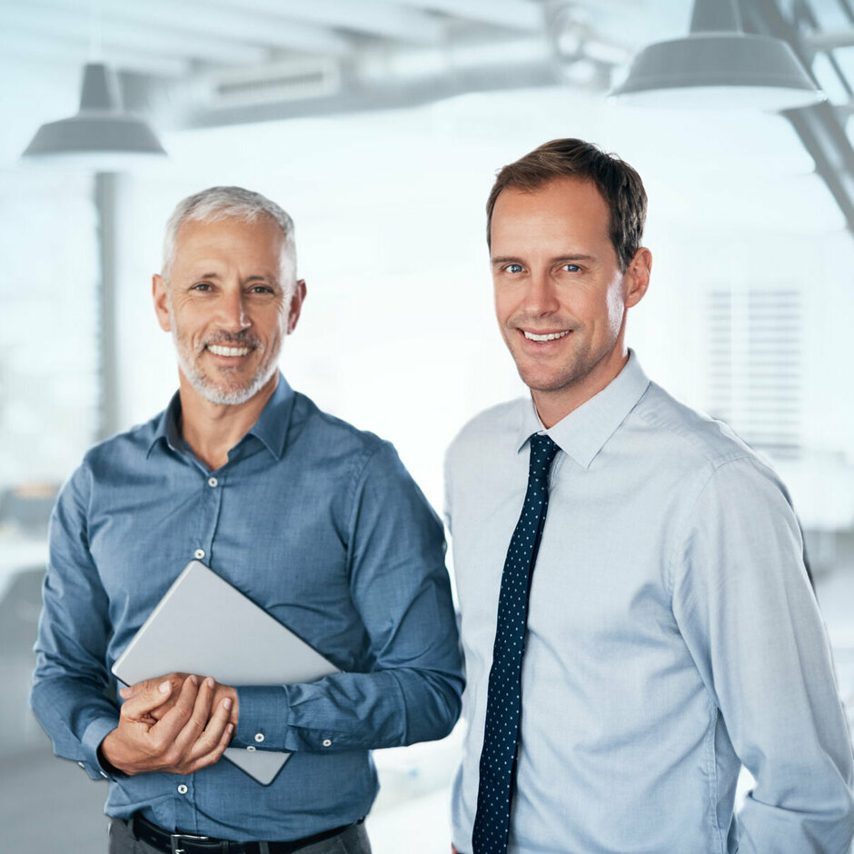 2 Mitarbeiter von SOLIT arbeiten im modernen Büro