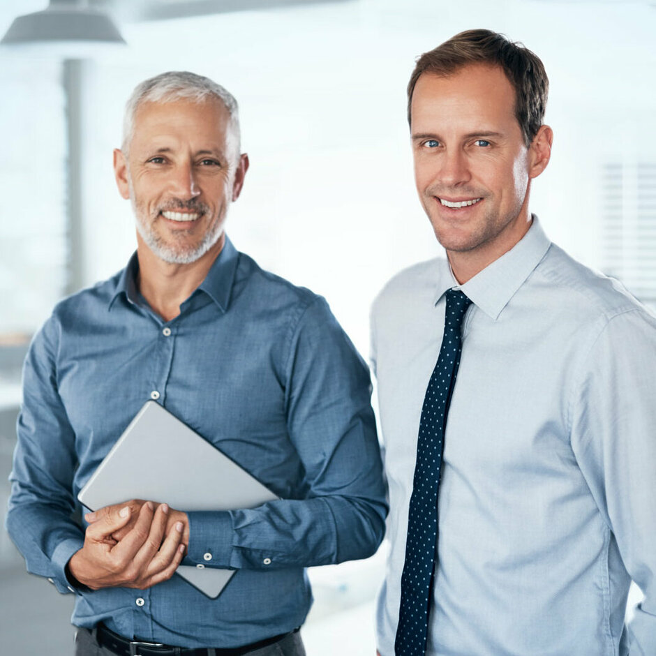 2 Mitarbeiter von SOLIT arbeiten im modernen Büro