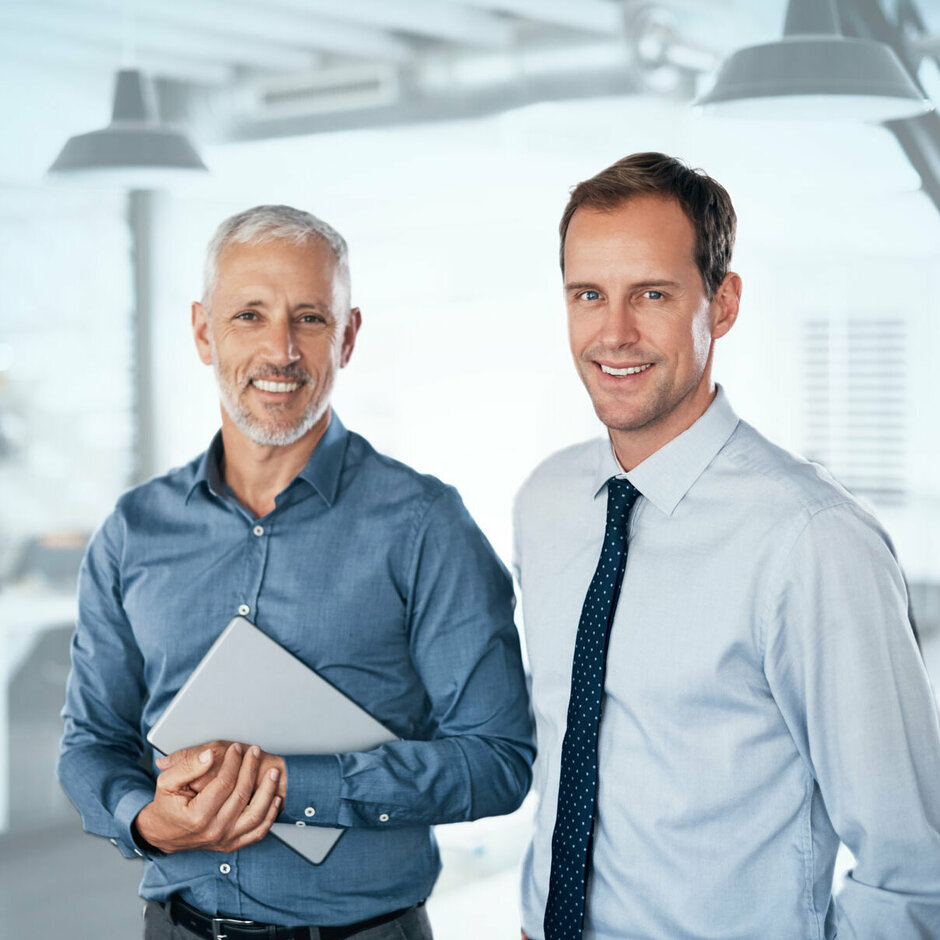 2 Mitarbeiter von SOLIT arbeiten im modernen Büro